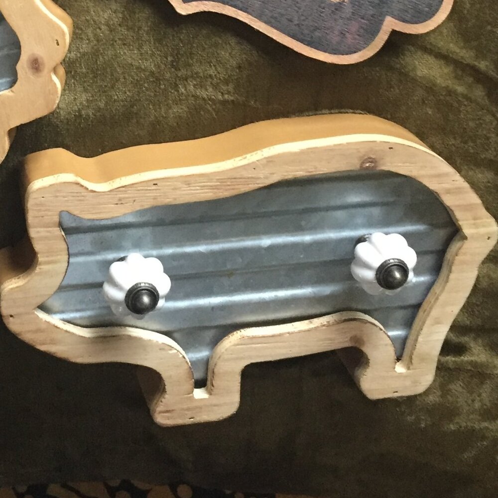 Farmhouse Pig & Chicken Wooden Wall Hanging Hooks Decor - Picture 2 of 5